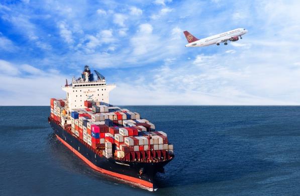 散貨船能夠適應各種港口的特點，因此在國際貿易中起著重要的作用